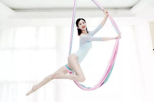 空中舞韵瑜伽视频,轻盈如翼的空中瑜伽体验